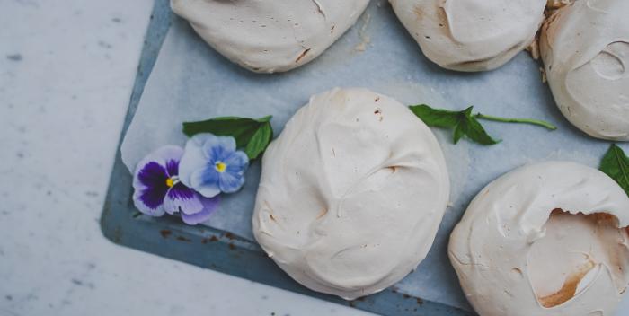 Wax paper white with merengues